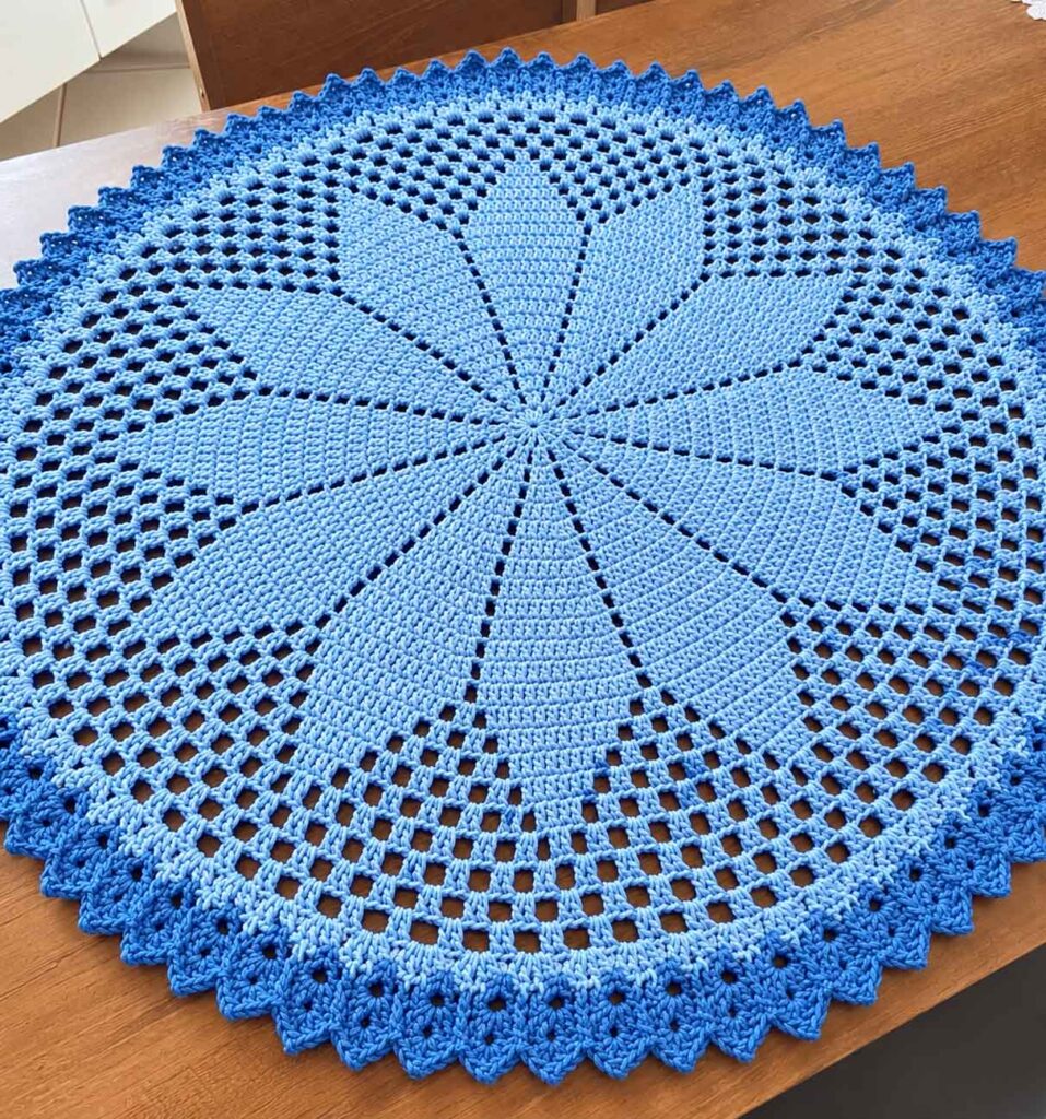 Round Crochet Rug with Shell Border