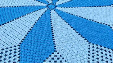 Round Crochet Rug with Shell Border